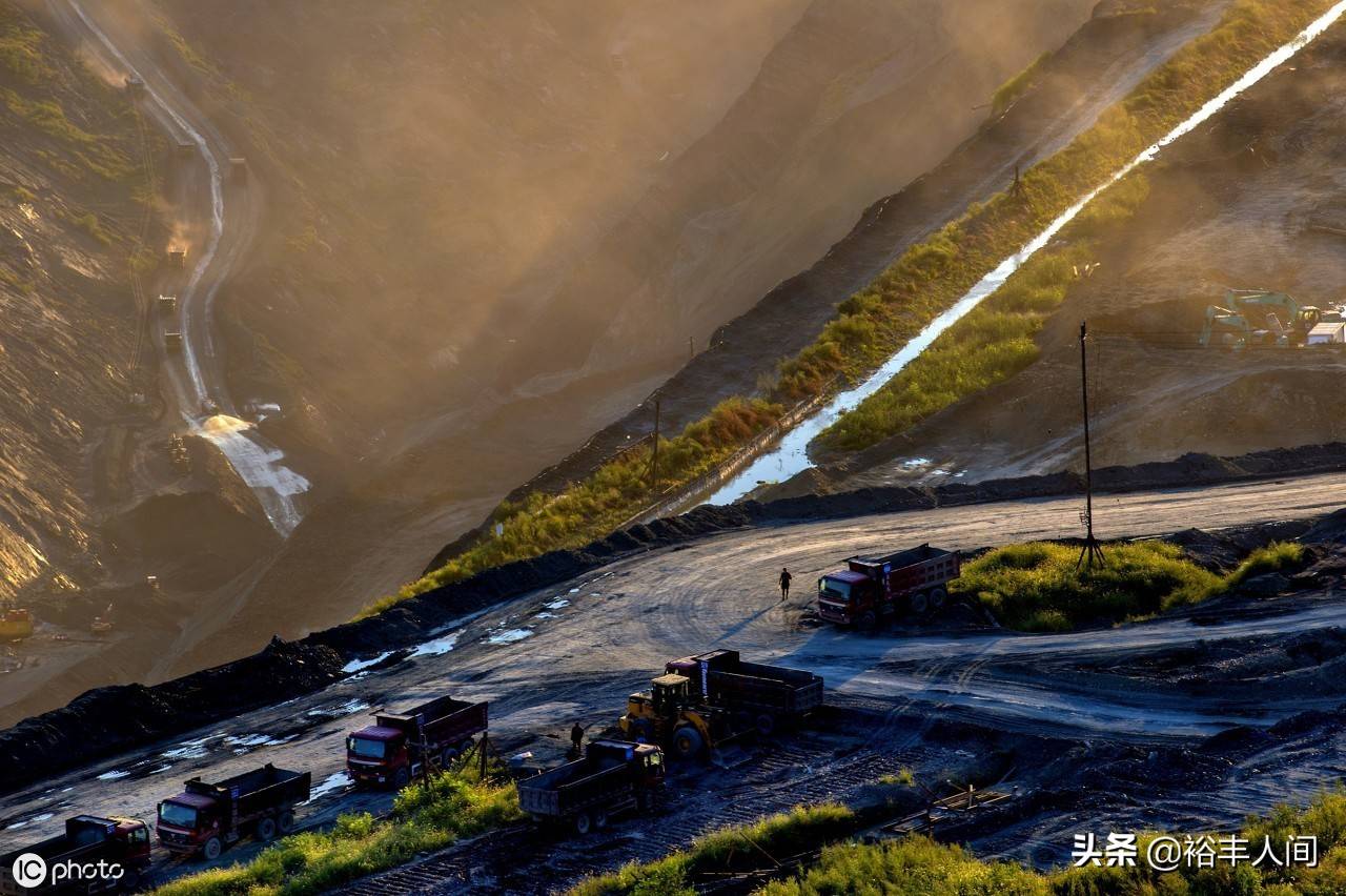 資源枯竭的&ldquo;亞洲最大礦坑&rdquo;,曾是&ldquo;搖錢樹&rdquo;,如今變成深溝險(xiǎn)壑